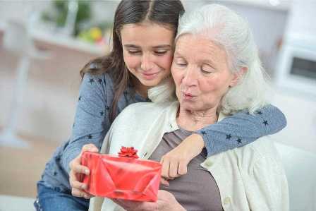 15 уникальных идей для подарка бабушке