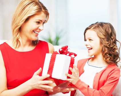 Как выбрать подарок маме: лучшие идеи для самой важной женщины в жизни